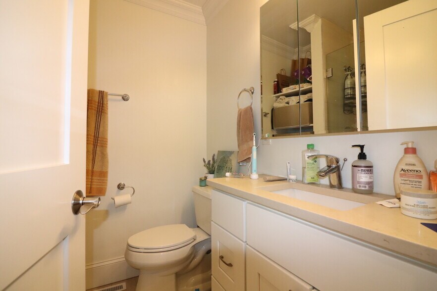 Building Photo - 140 Minden St