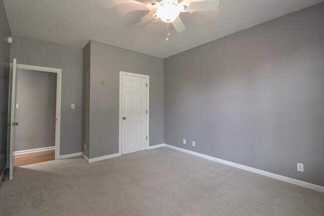 Building Photo - 702 Mt Vernon Dr