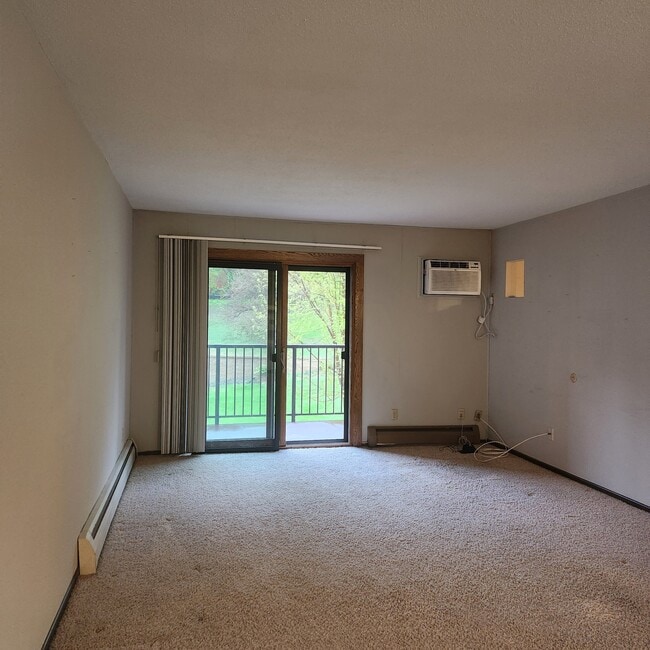 Building Photo - 2690 Oxford St N