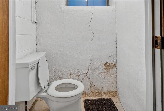 Building Photo - 825 Solly Ave