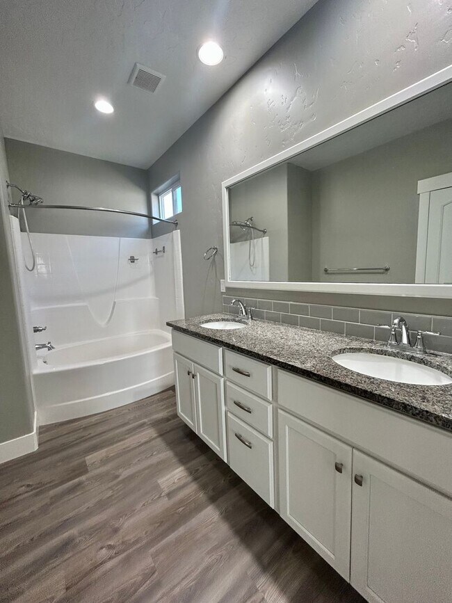 Building Photo - Luxury 3 Bedroom, 2 Bath Home with Granite Kitchen & Fenced Yard