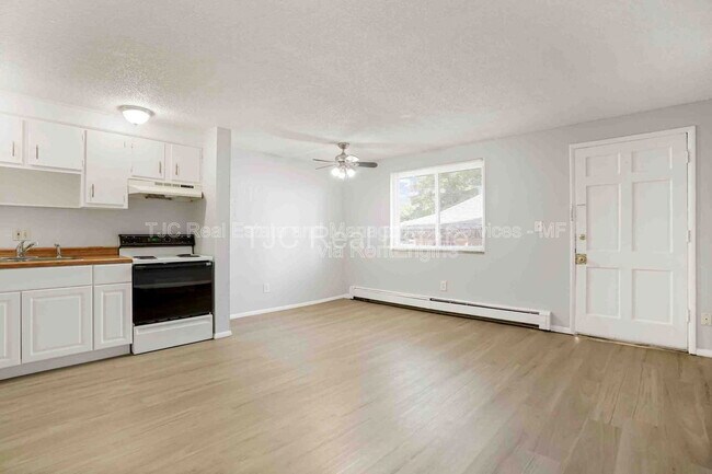 Building Photo - 1138 Corona St