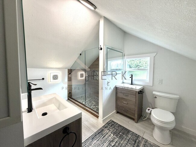 Building Photo - Charming Updated South Tacoma Home with Spacious Bonus Loft and Fenced Yard