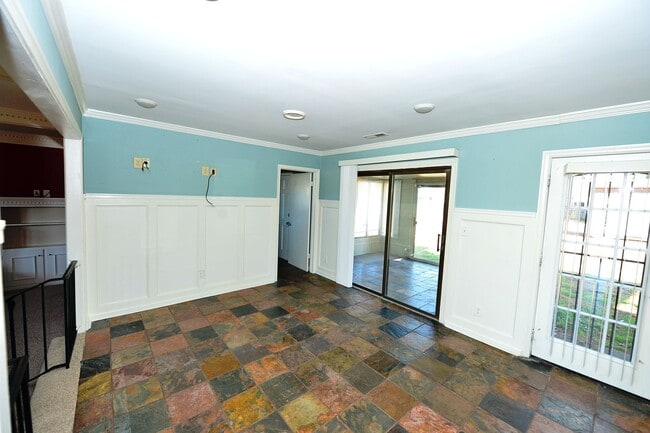 Building Photo - Nice Brick Ranch with Large yard!