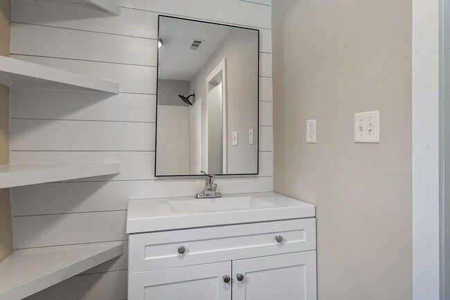 Building Photo - 184 Dahlia Ave NW