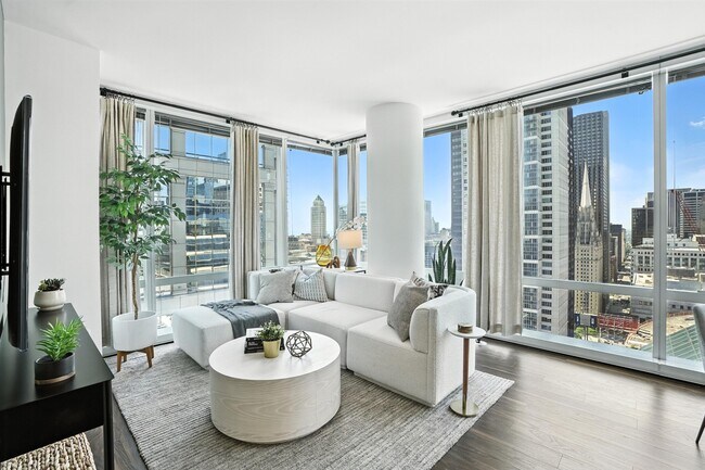 Building Photo - 211 N Clark St