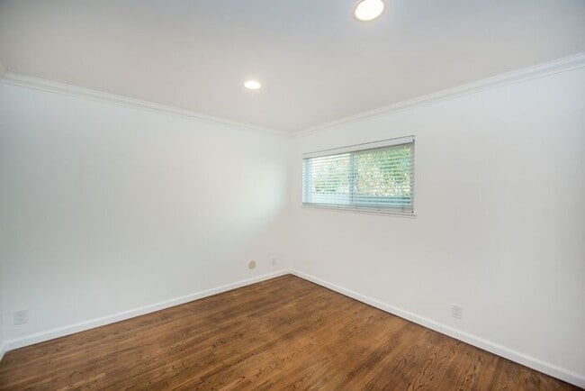 Building Photo - Newly Remodeled Single Family Home