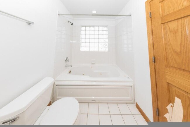 Building Photo - 3 bedroom in Chicago IL 60614