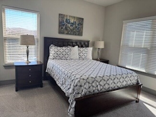 Building Photo - 300 Venue Wy