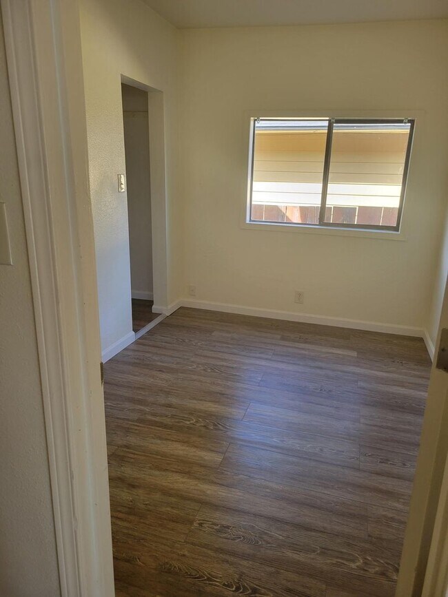 Building Photo - 2441 Eberlein Ave