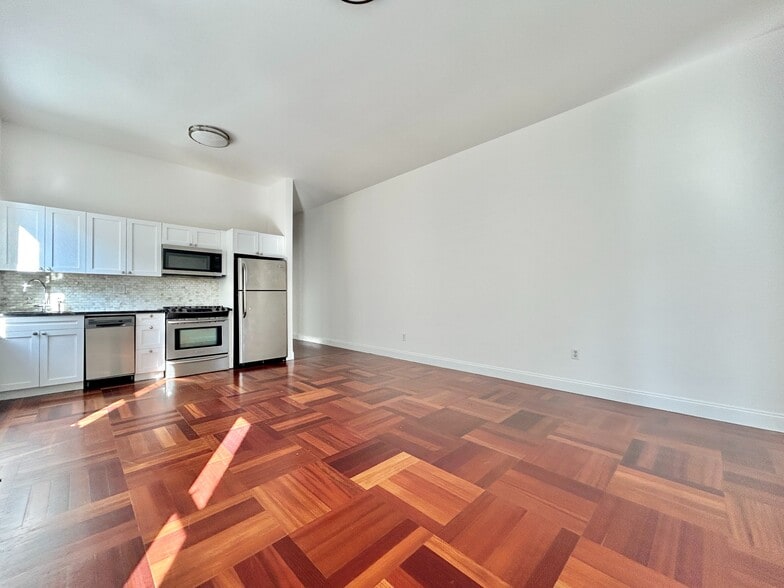 Building Photo - 605 W 137th St