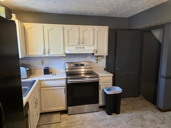 Building Photo - 7006 Finchley Dr