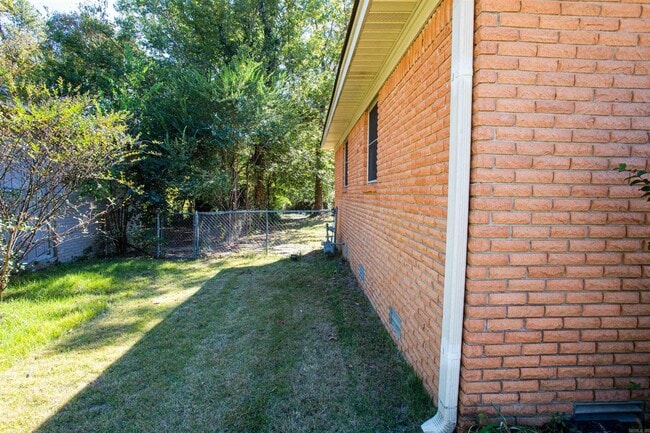 Building Photo - 29 Meadowbrook Dr