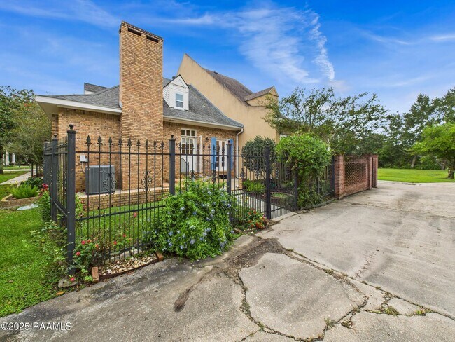 Building Photo - 523 Esplanade Dr