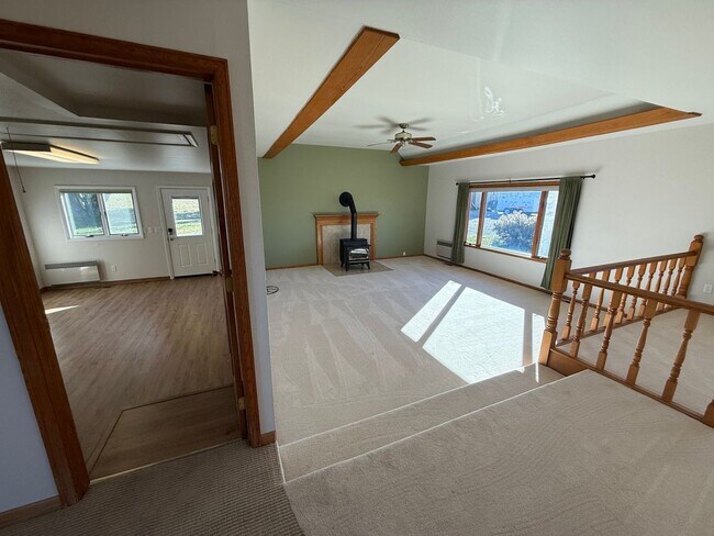 Building Photo - 3 Bed 2 Bath Large Semi-Rural Modern Beautiful Home