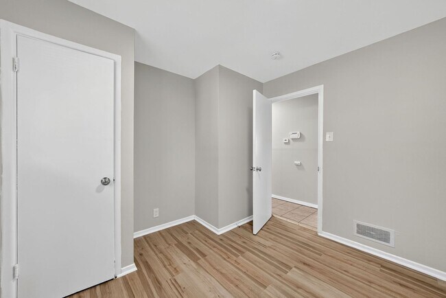 Building Photo - 10772 Spring Garden Dr