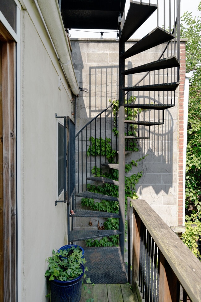 Building Photo - 1702 Hollins St