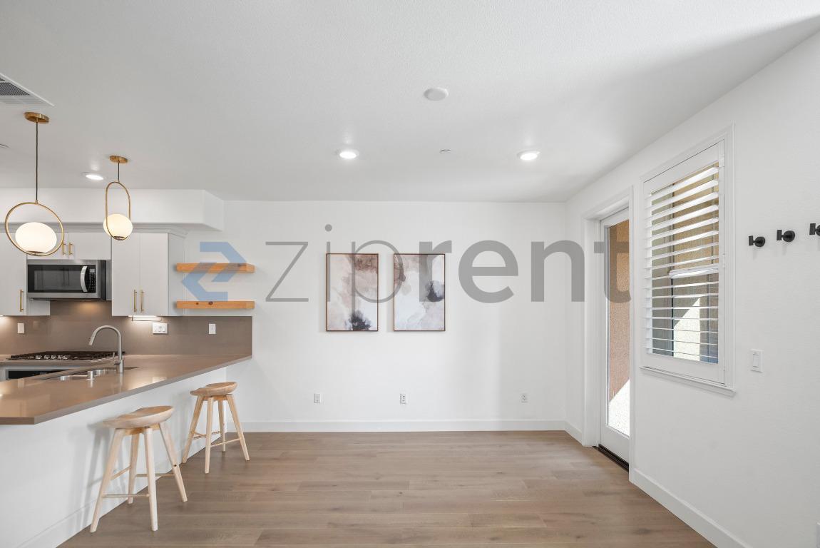 Building Photo - 15 Lisbon Ln