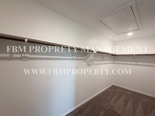 Building Photo - 329 Thoroughbred St