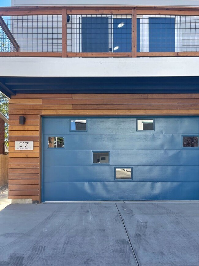 Building Photo - Striking 2BD/2.5 Bath Townhome in MidTown ...