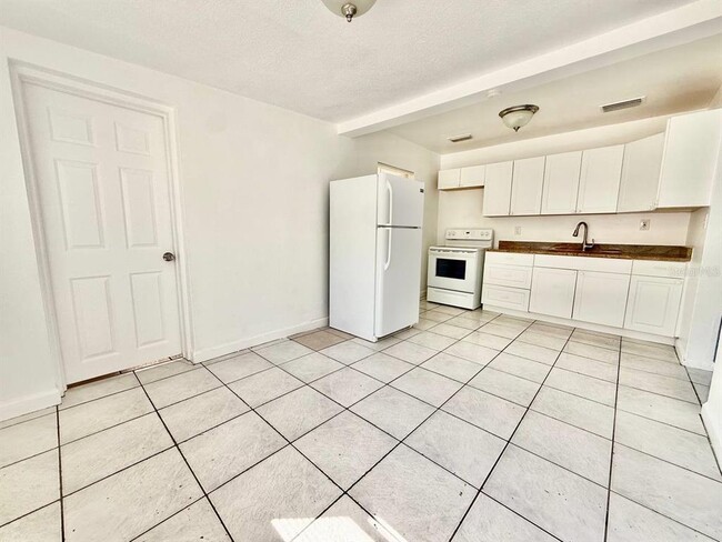 Building Photo - 1607 E Maple Ave