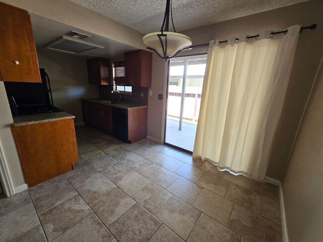 Building Photo - Place 616 W Graaf Ave
