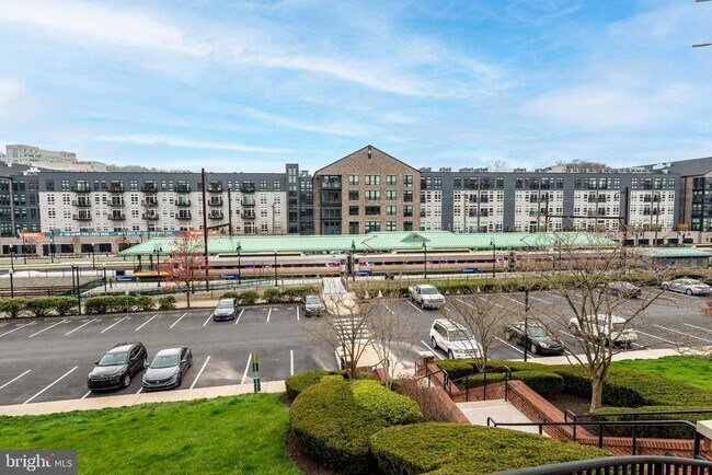 Building Photo - 200 W Elm St