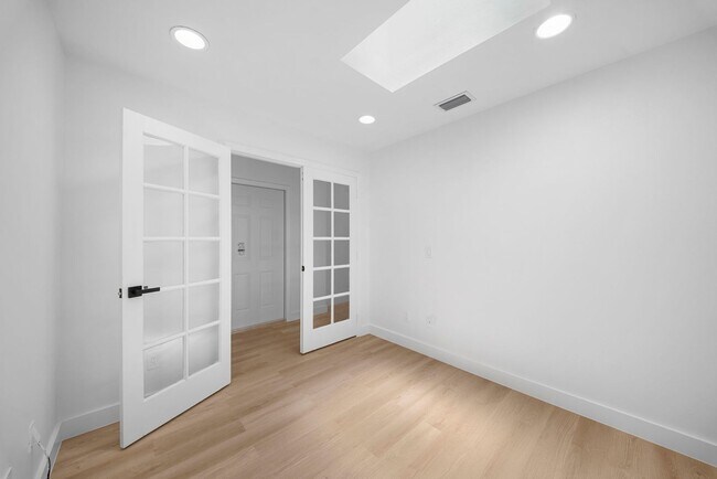 Building Photo - Beautifully updated duplex two bedrooms+ DEN, two bath in Cape Coral