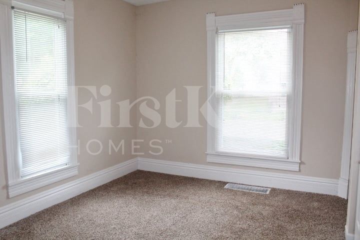 Building Photo - 304 E 4th St