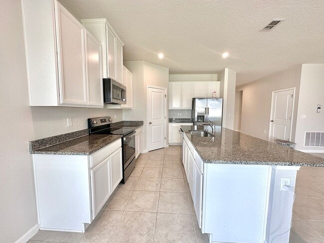 Building Photo - This amazing 4 bedroom, 2 bathroom single ...