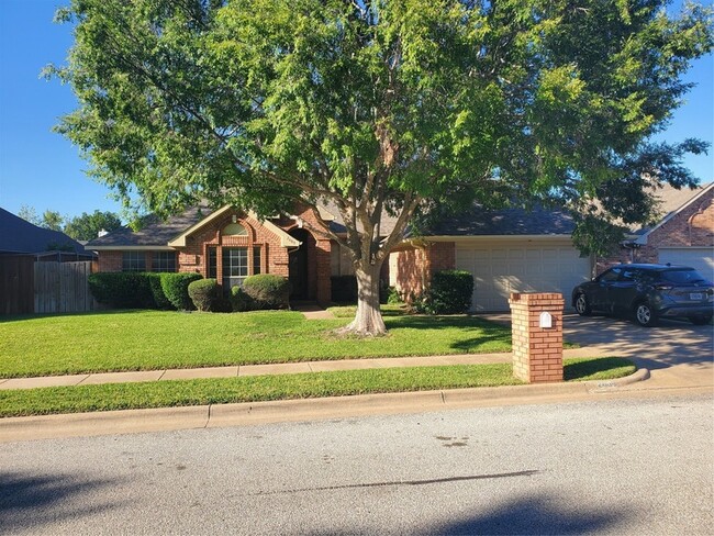 Building Photo - 2609 Classic Ct E
