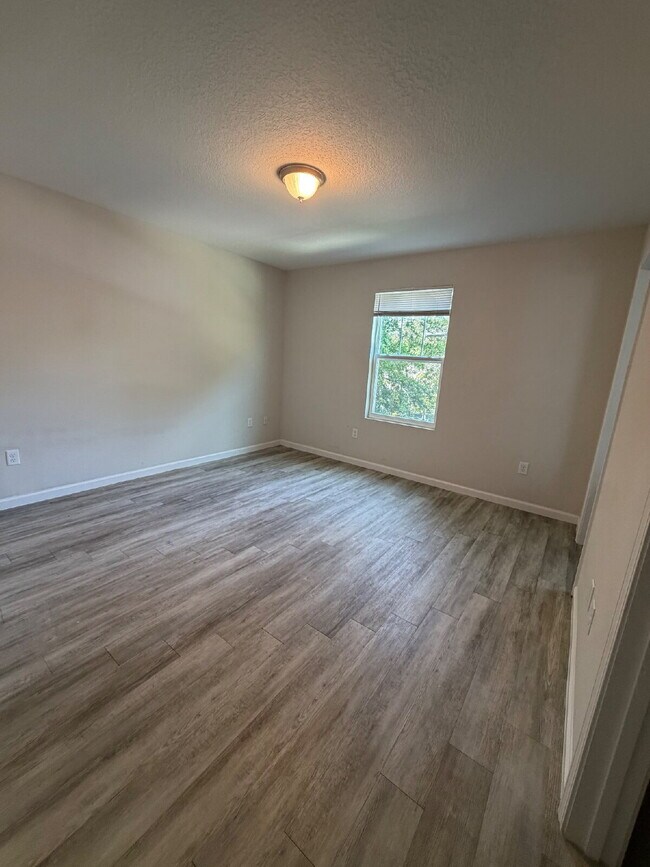 Building Photo - 3 bedroom 2.5 bath home with 1 car garage