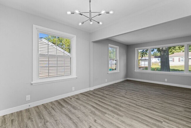 Building Photo - 1122 Roxton Dr