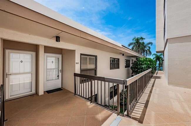 Building Photo - 6291 Bahia Del Mar Cir N