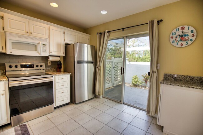 Building Photo - Seasonal Short-Term Villa at Augusta Villas in Plantation!