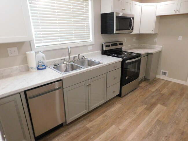 Building Photo - Central Air! Updated 2 Bedroom/1 Bath Rancher - $1,100/$1,650