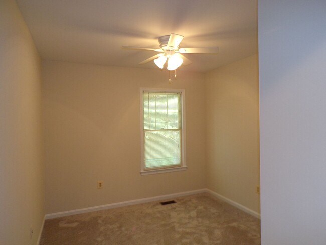 Building Photo - Three Bedroom Townhouse Conveniently Located In Springfield