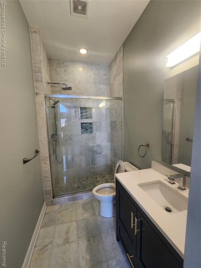 Building Photo - 35 Adelaide St