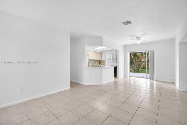 Building Photo - 1050 NE 156th St