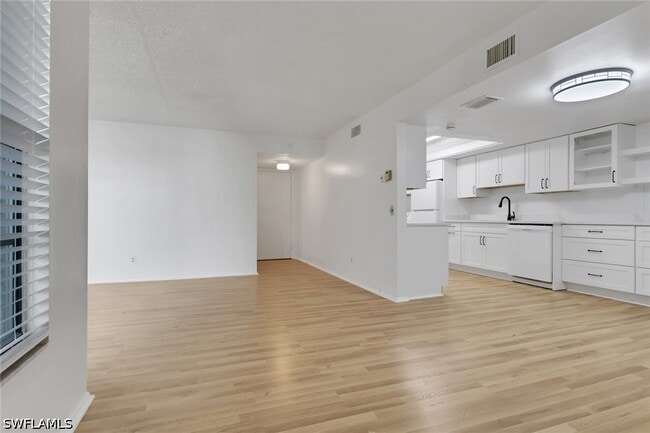 Building Photo - 3615 Boca Ciega Dr