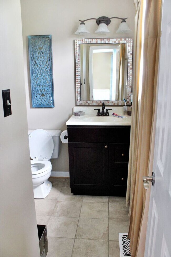 Building Photo - Charming 3-Bedroom, 2.5 Bath SFH with Fron...