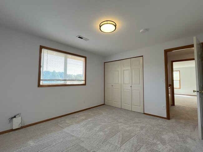 Building Photo - Spacious 4-Bedroom, 2.5-Bathroom Home with...