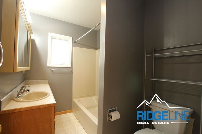 Building Photo - East-End Single Level Home for Lease!