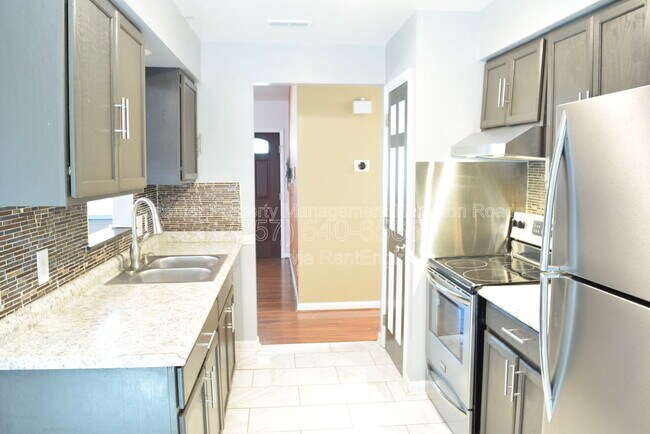 Building Photo - 826 Maywood Cir