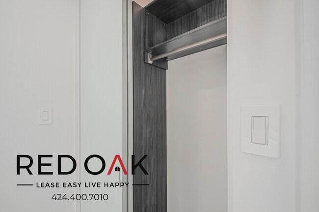 Building Photo - 18303 Oakbury Cir