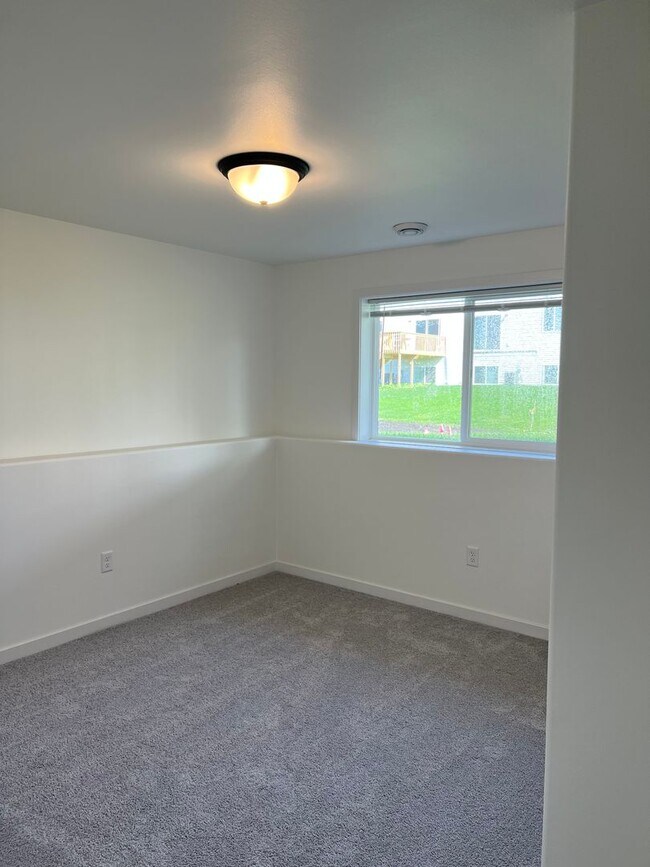 Building Photo - 4 Bed 3 Bath Single Family Home