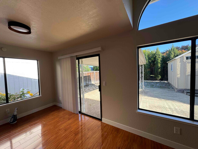 Building Photo - 526 Azores Cir