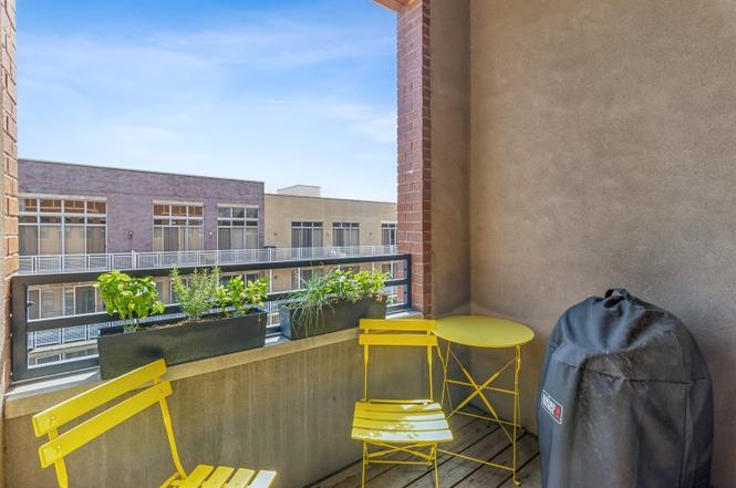 Kitchen Patio - 2158 N Damen Ave