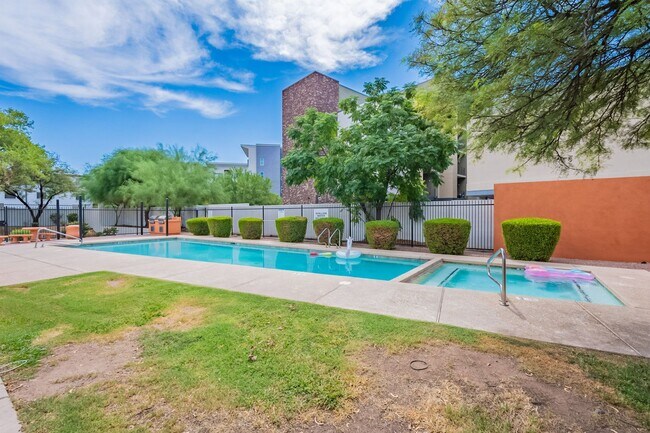 Building Photo - Walking Distance to ASU!