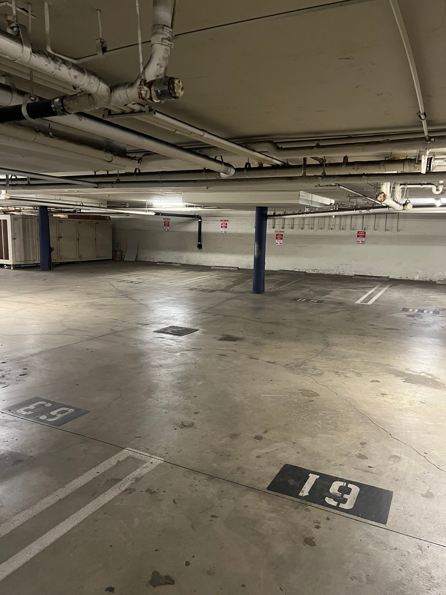 Side by side parking subterranean & gated - 4707 Willis Ave